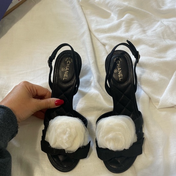 CHANEL BLACK SLINGBACK HEEL WITH WHITE ROSETTE - Picture 1 of 5
